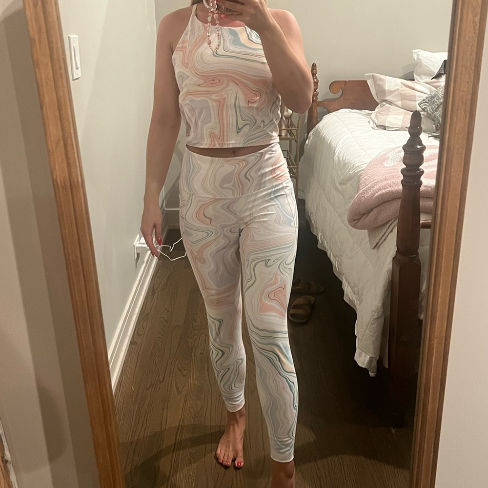 Old Navy Active Set in watercolor print, size L